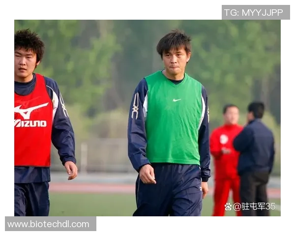 从足球球星最初经历看成长轨迹与拼搏精神的深远影响