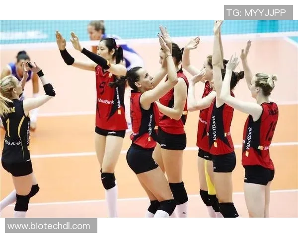 从绿茵场到解说席:退役足球明星转型为顶级解说员的背后故事