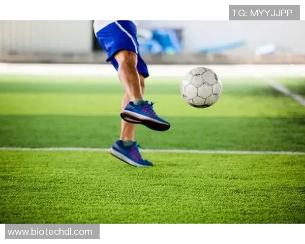 足球巨星高空跳投瞬间定格力量与美感展现竞技巅峰